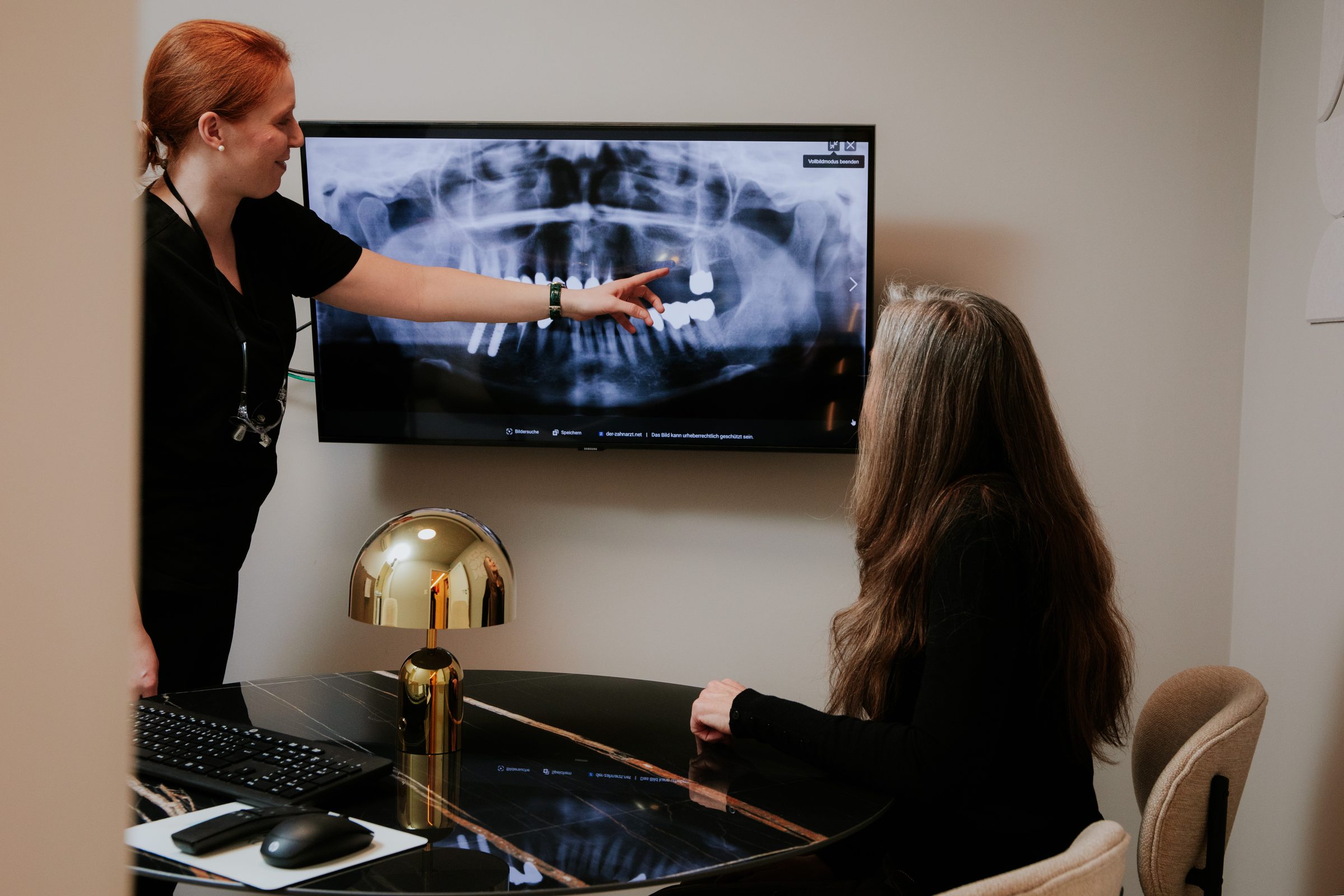 Eva-Marie Bohn bespricht ein Röntgenbild mit einer Patientin