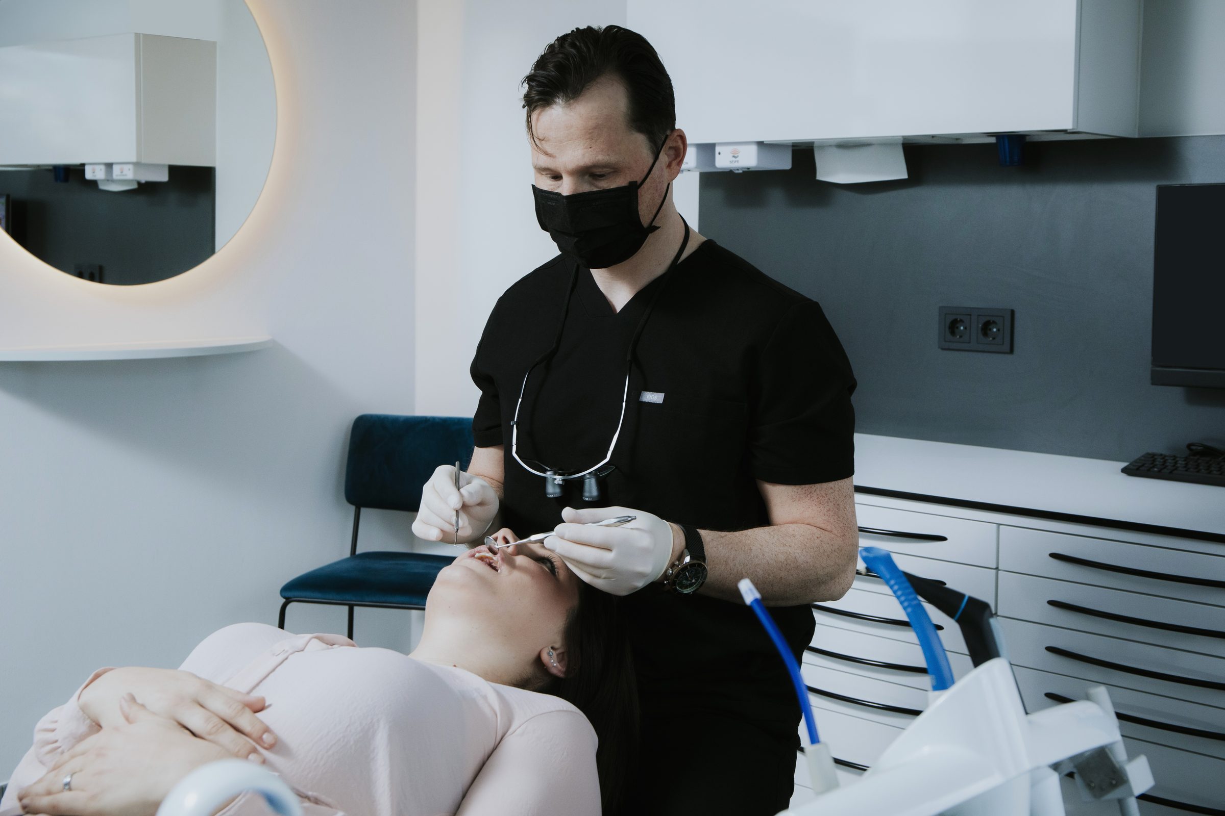 Dr. Daniel Wiens bei der Behandlung einer Patientin