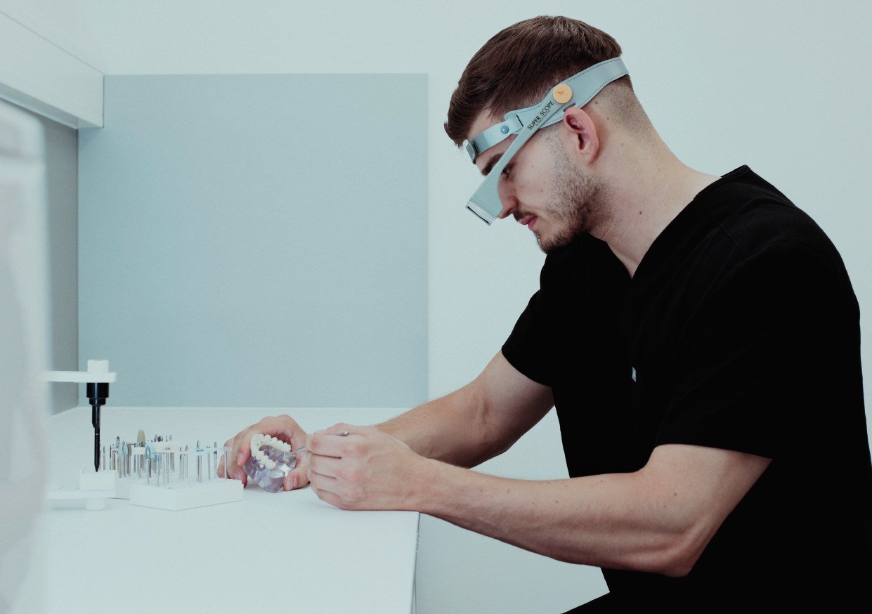 Zahntechniker im praxiseigenen digitalen Dental-Labor